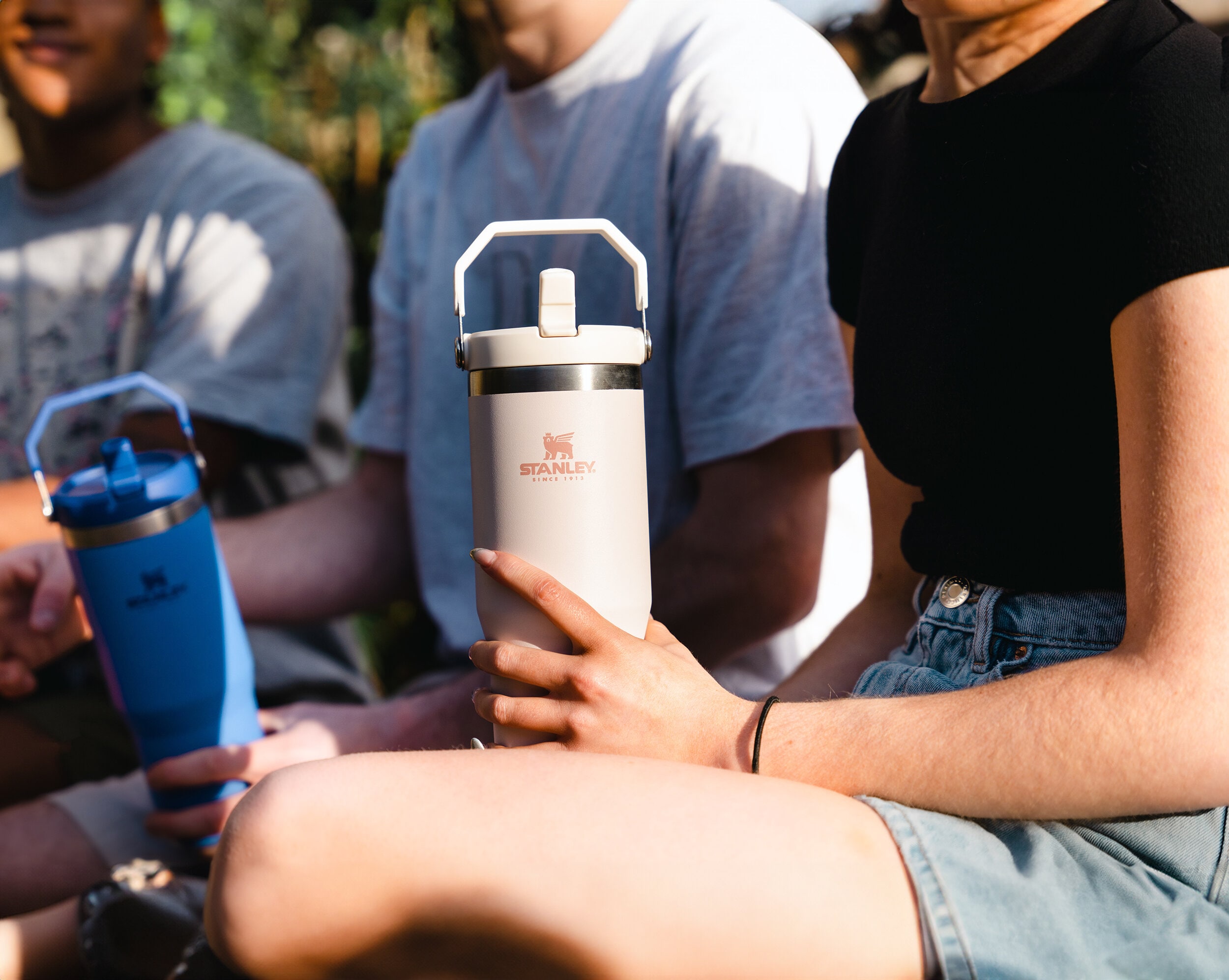 https://www.stanley1913.se/pub_docs/files/ST_BB_ICEFLOW_-FLIP-STRAW-TUMBLER-0.89L_-ROZE-QUARTZ_LIFESTYLE_4.jpg