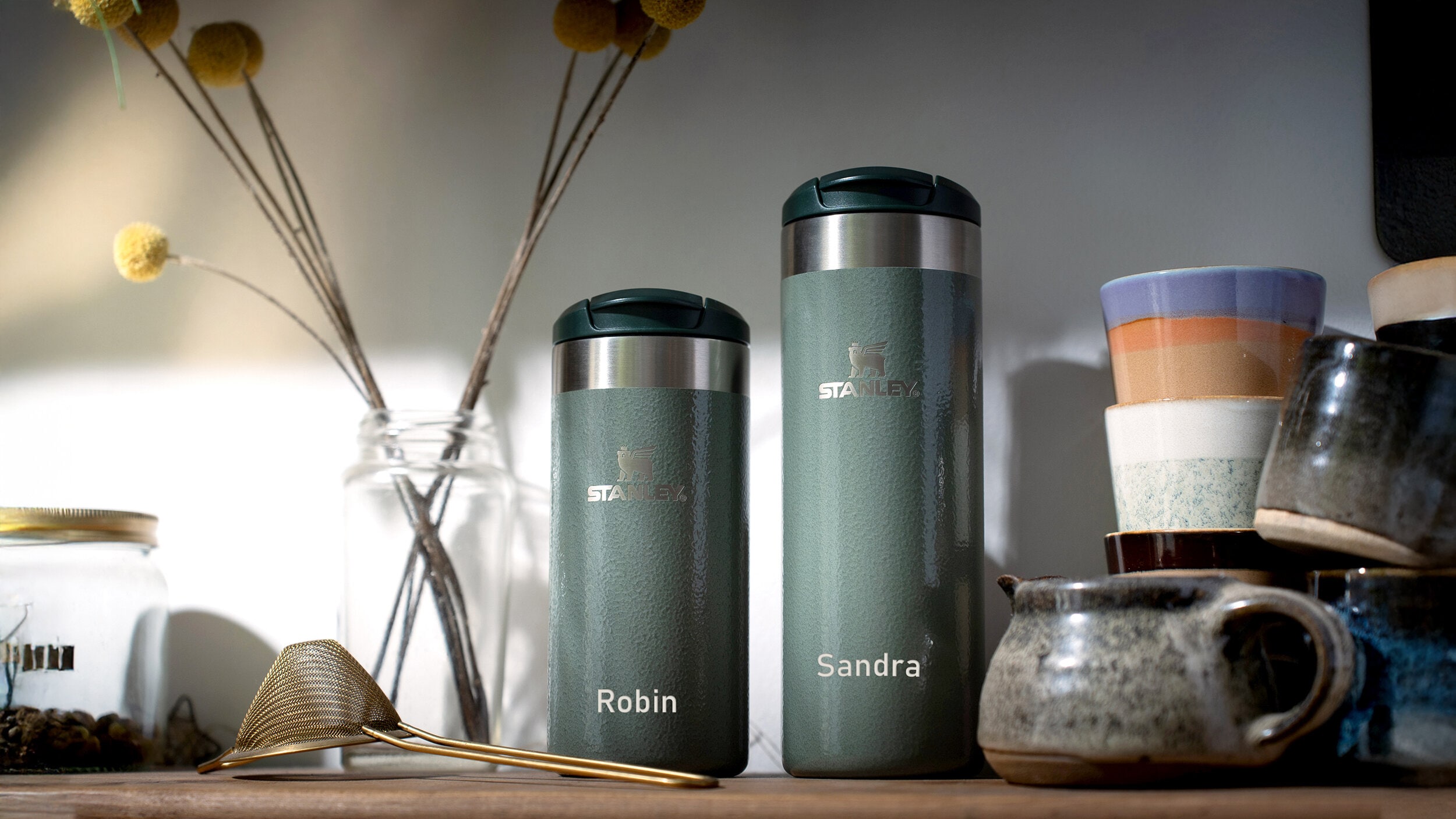 https://www.stanley1913.se/pub_docs/files/Stanley_Aerolight-Transit-Mug-0.47L-and-0.35L_Hammertone-Green_Lifestyle_1.jpg