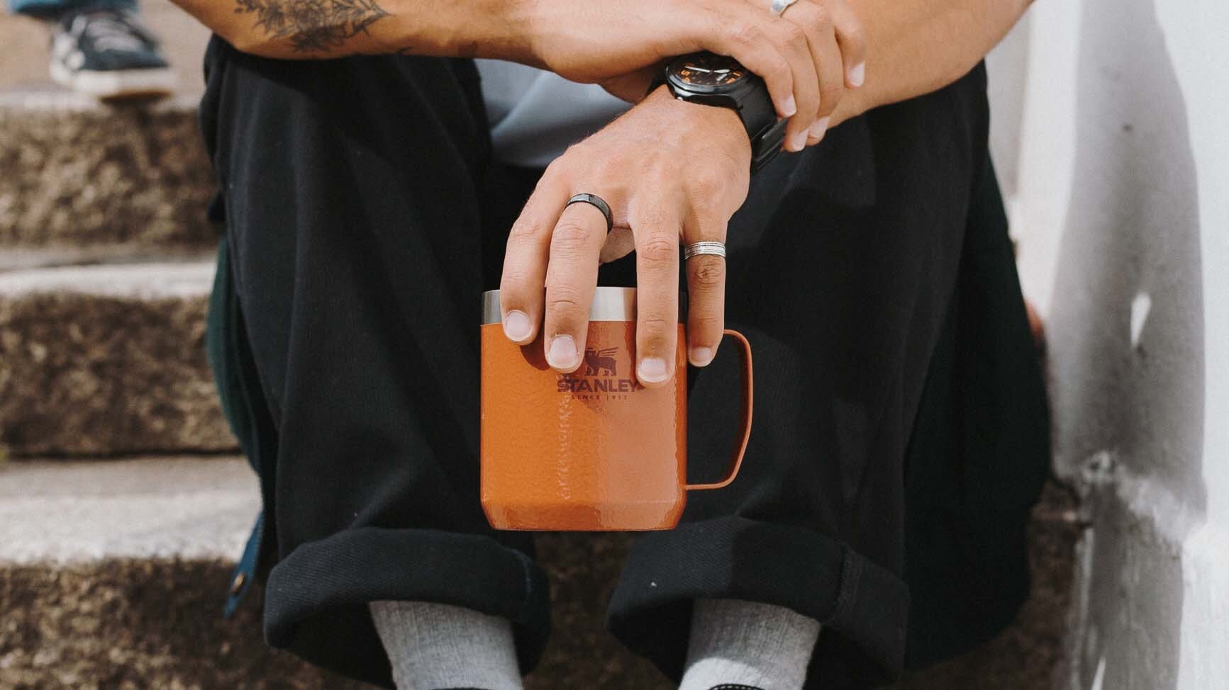 https://www.stanley1913.se/pub_docs/files/camp-mug-orange-16x9.jpg